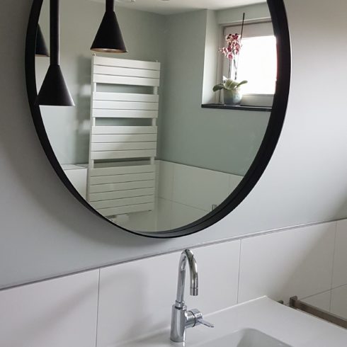 Badkamer met spiegel