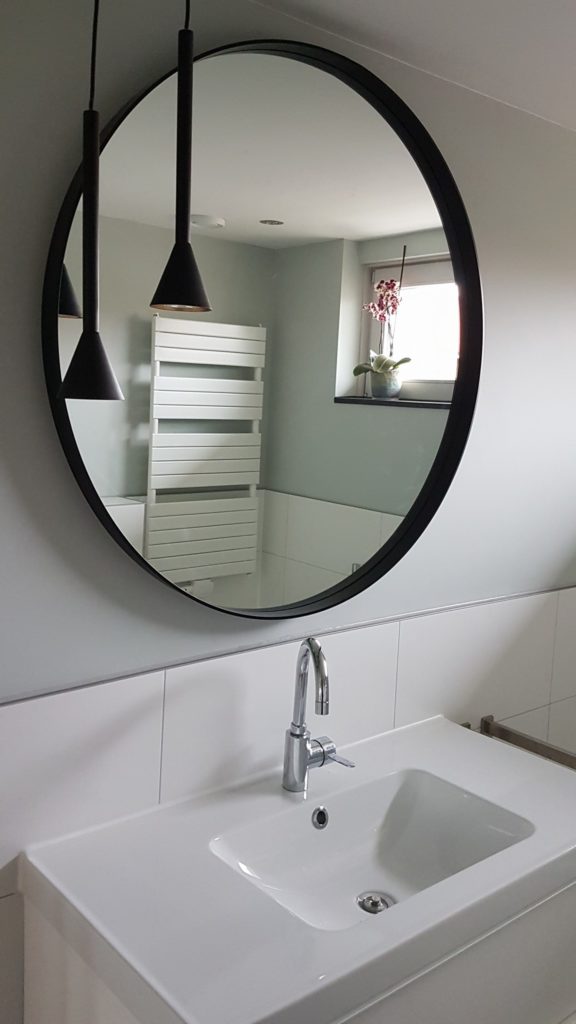 Badkamer met spiegel